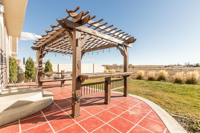 Building Photo - Beautiful 3 Bed 2.5 Bath in Thompson River...