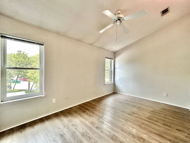 Building Photo - Lovely Rental with 2 Beds, 2.5 Baths & Spa...