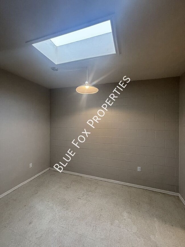 Building Photo - 110 W Delano St