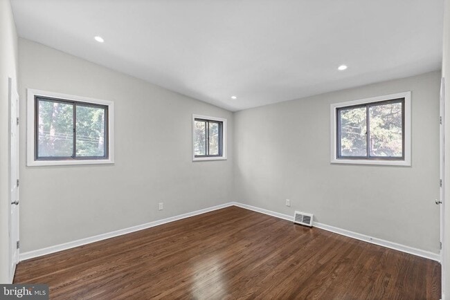 Building Photo - 205 Juniper Rd