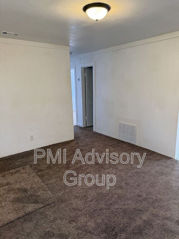 Building Photo - 203 SW Heights Rd