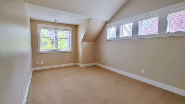 Building Photo - Luxury 3 Bedroom Townhome in Lake Oswego’s...