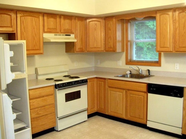 kitchen - 8 Hickory Ct