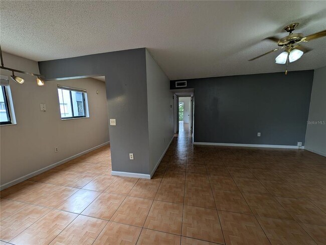 Building Photo - 2439 Oak Park Way
