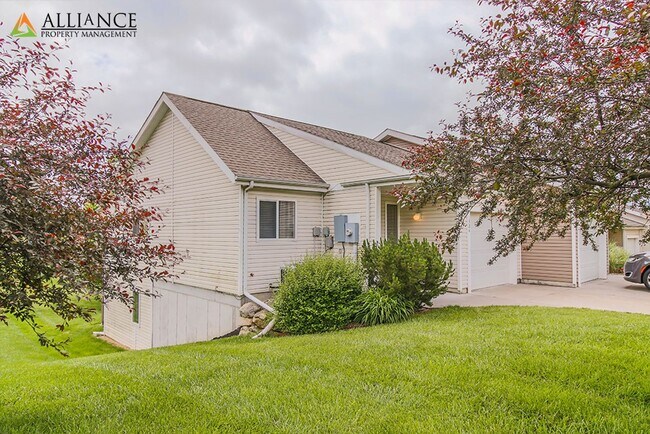 Building Photo - Balcony & Walkout Basement!
