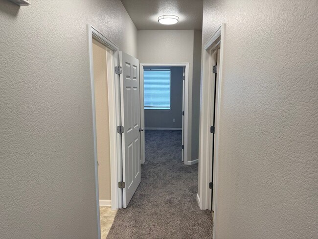 Building Photo - Updated 2-Bedroom Ground-Floor Condo in Mountain View Condos with Pool Access
