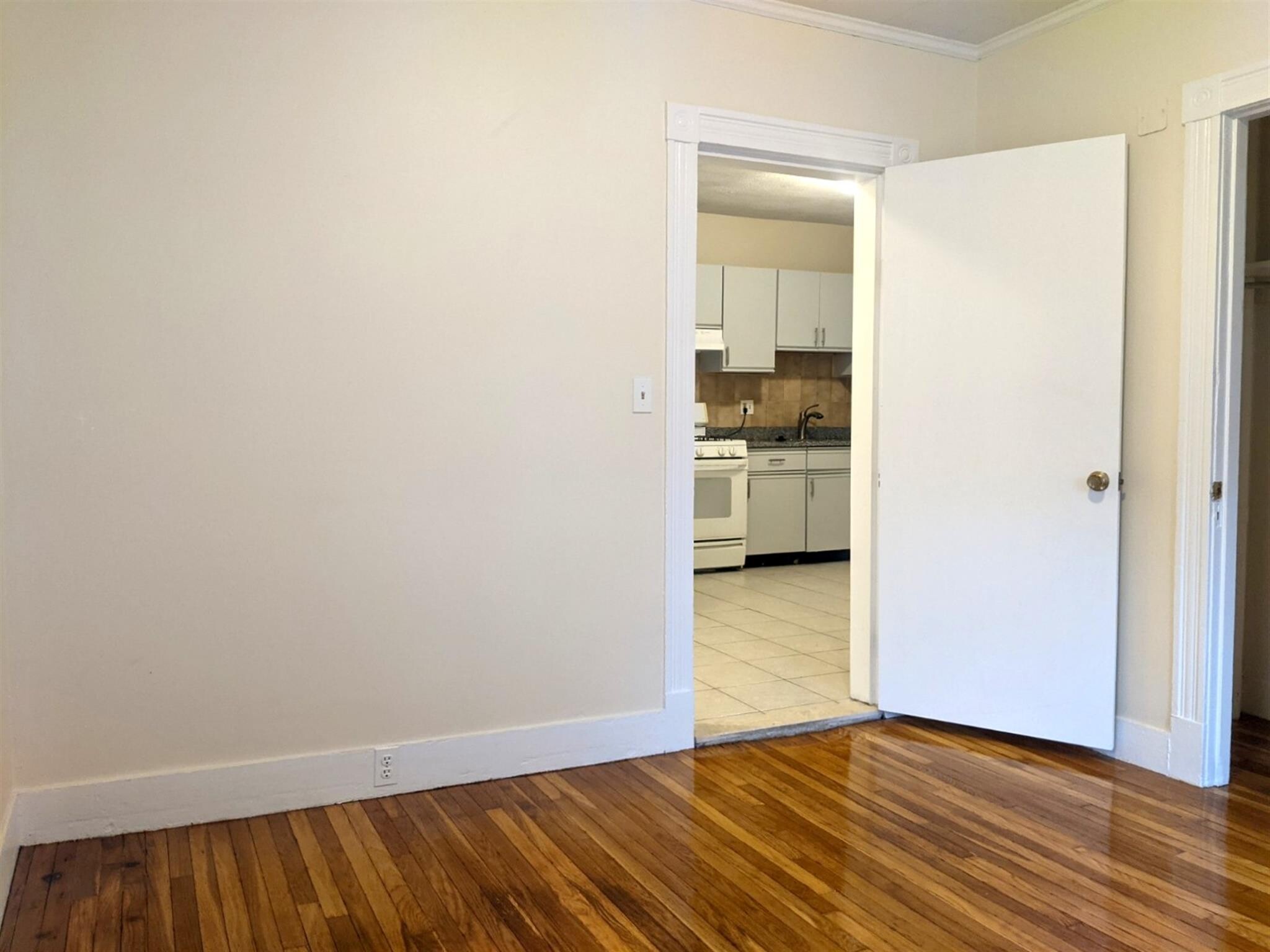 Building Photo - 83 Yorktown St