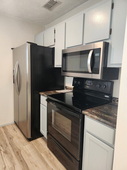 Kitchen - 2510 W 9th St