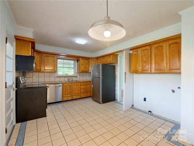 Building Photo - 1422 Holmes Dr