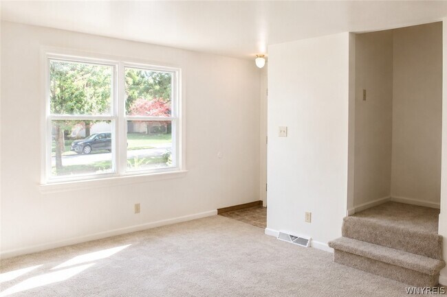 Building Photo - 140 Ayrault Dr