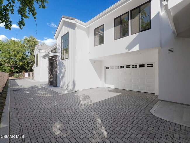 Building Photo - 3190 Los Robles Rd