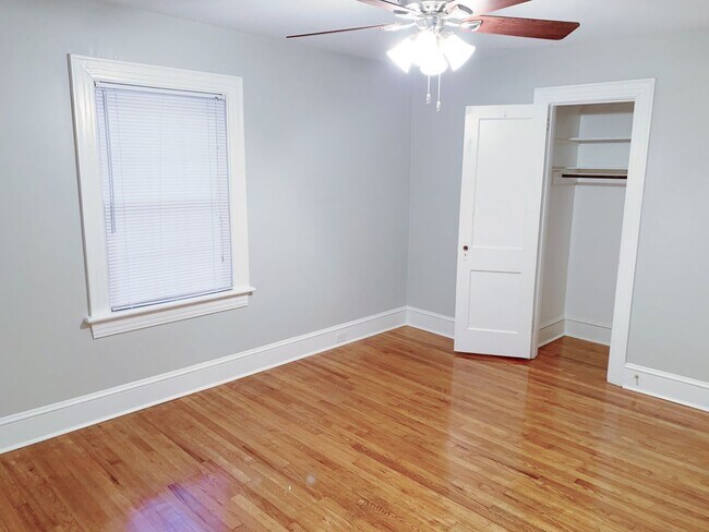 Building Photo - 3 Bedrooms 2 Full Baths with fenced in bac...