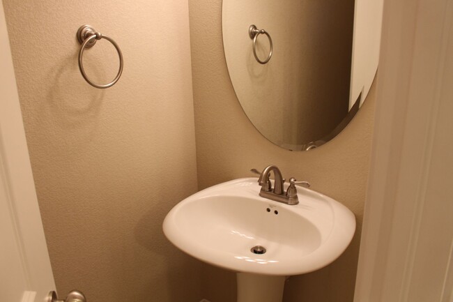 Building Photo - Modern Chic 2 Bedroom Condo