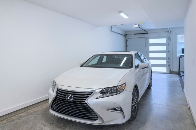 Building Photo - 2737 Shenandoah Ave