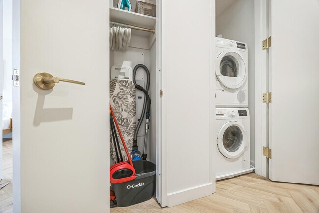 Building Photo - 980 6th Ave