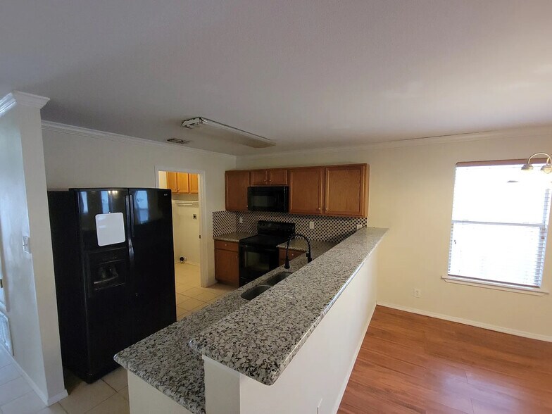 Building Photo - Room in House on Ceremony Cove
