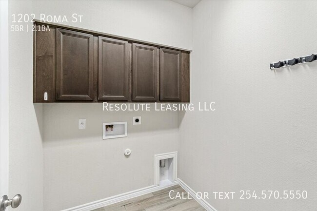 Building Photo - 1202 Roma St