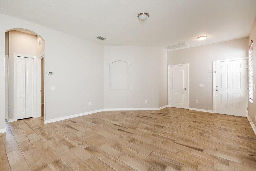 Building Photo - 910 Larwood Pine Dr