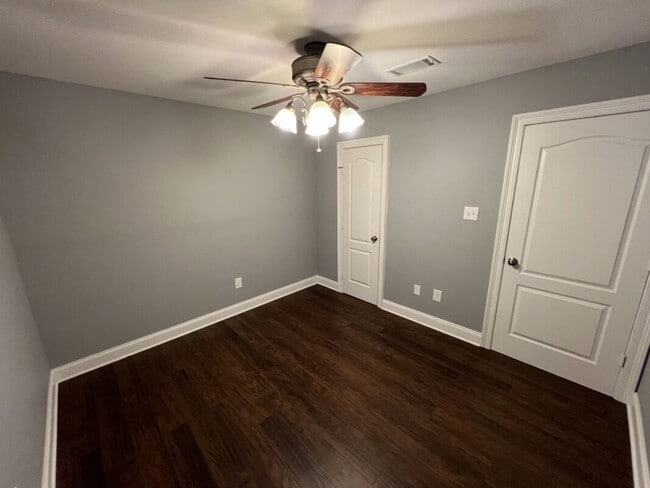 Building Photo - Must See!  Trendy 3 bedroom, 2 bath home i...