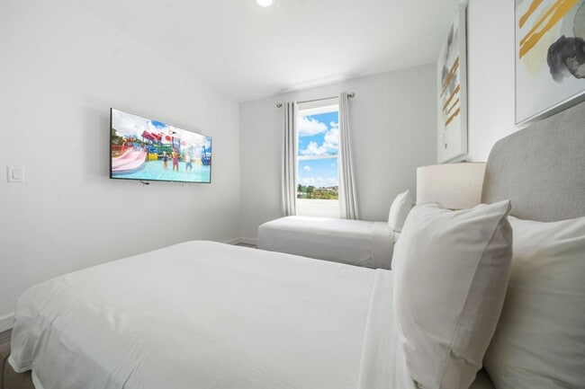 Building Photo - 384 Famagusta Dr