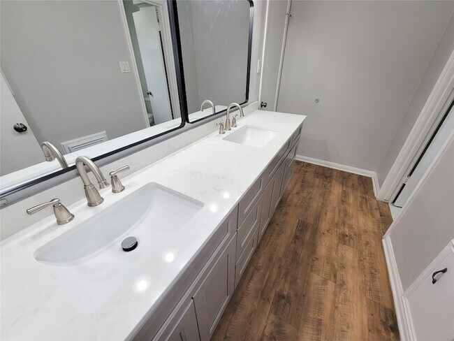 Building Photo - 13406 Glen Erica Dr