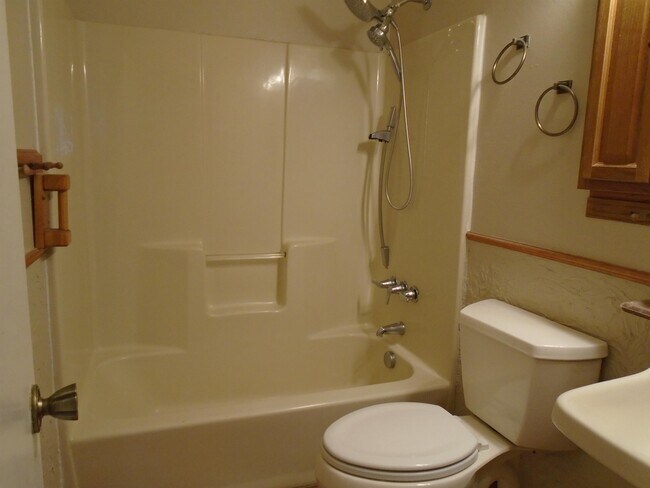 Building Photo - 912 Foothills Ct