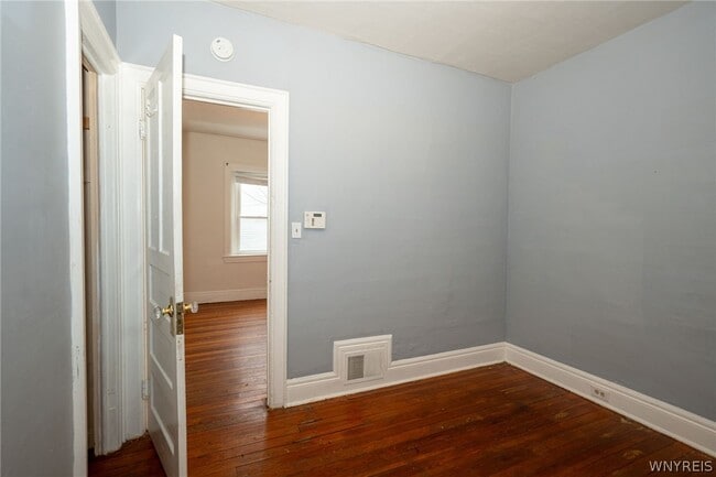 Building Photo - 11 Hoyt St