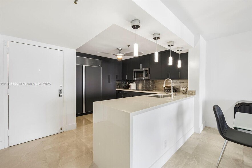 Building Photo - 2625 Collins Ave