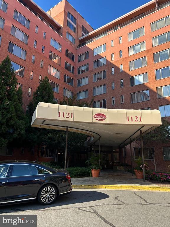 Building Photo - 1121 Arlington Blvd