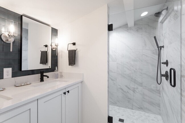 Building Photo - 2415 E 10th St