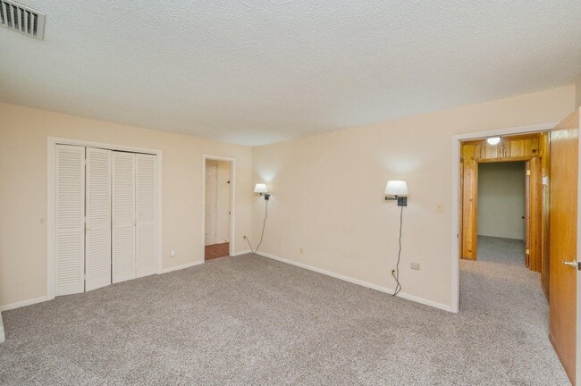Building Photo - 803 Ingle Rd