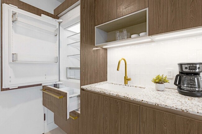 Building Photo - 601 NE 1st Ave