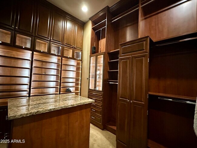 Building Photo - 5711 W Linda Ln