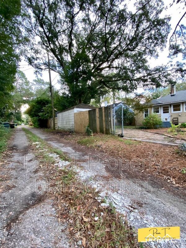 Building Photo - 304 Columbus Dr