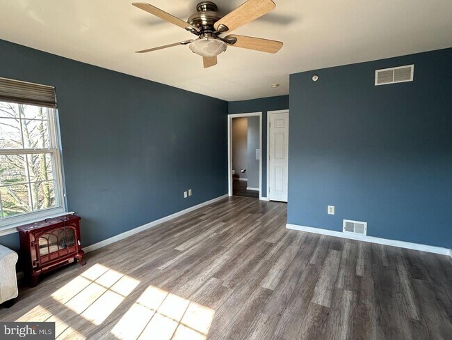 Building Photo - 445 Fort Hill Cir