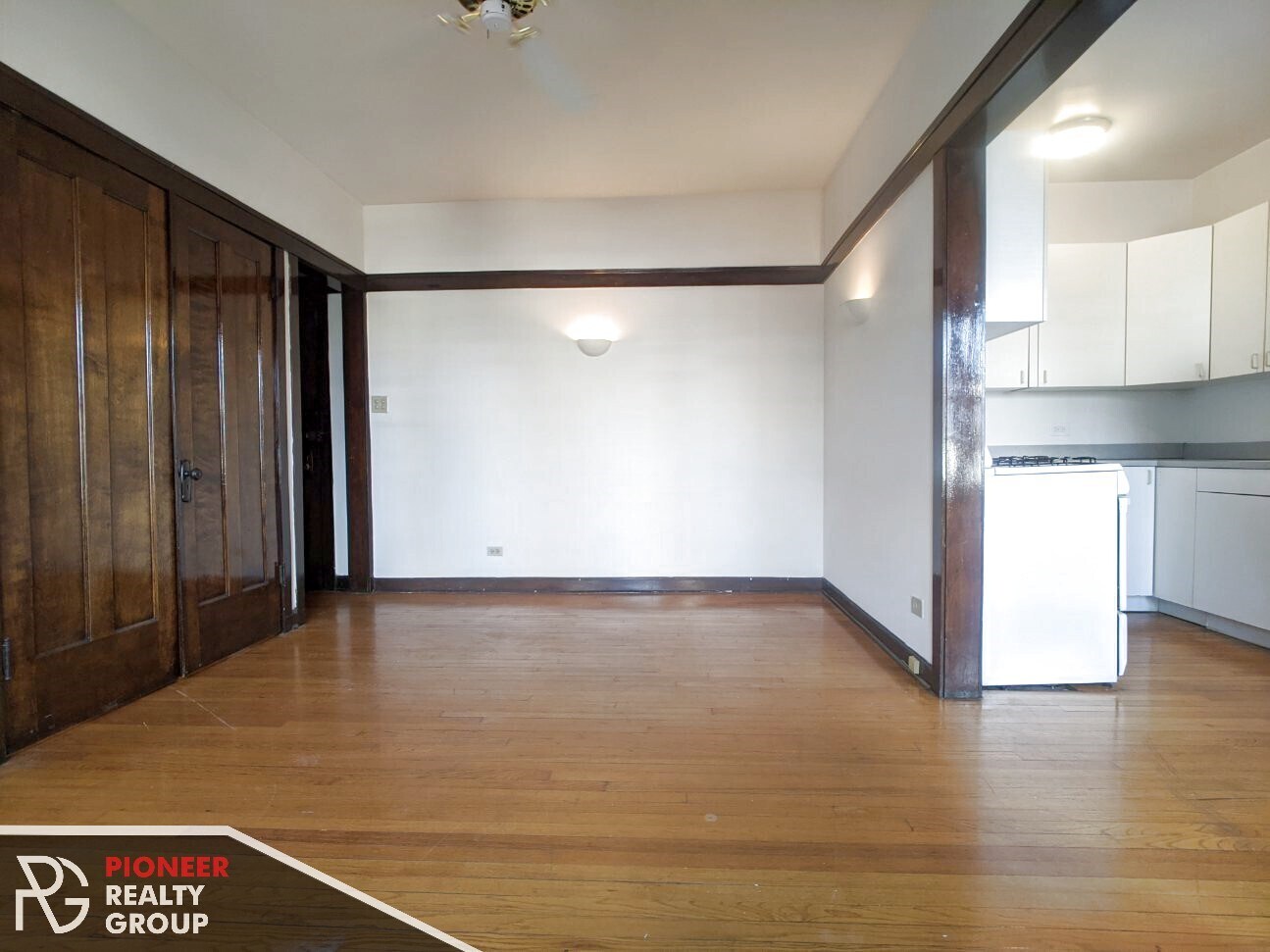 Building Photo - 822 W Waveland Ave