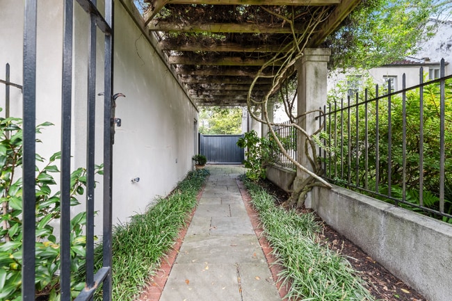 Building Photo - 69 Anson St