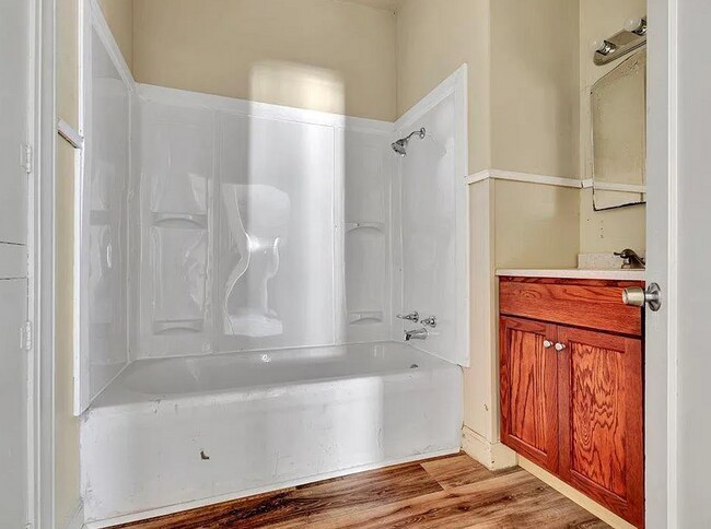 Building Photo - Cute 3 Bedroom 2 Bathroom Home!  Available Now