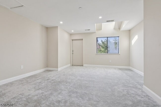 Building Photo - 5 Millay Ct