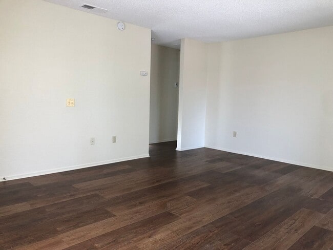 Building Photo - Mira Mesa Top Floor Dual Master Condo!