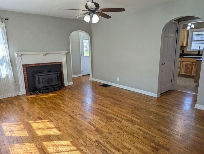 Building Photo - AVAILABLE NOW! - 2 Bedroom / 1 Bath Home i...