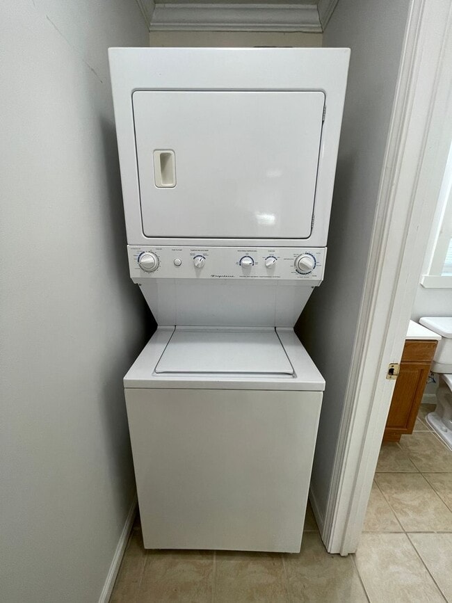 Building Photo - Nice 3br house w/ parking, central AC - wa...