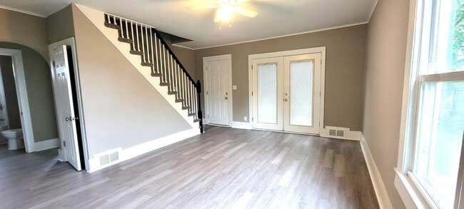Building Photo - 104 Middleneck Ln