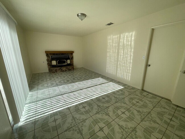 Building Photo - Victorville, 3 Bedroom, 2 Bathrooms, Large...