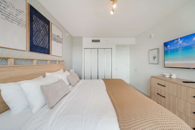 Building Photo - 3256 NE 1st Ave