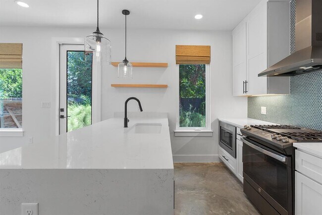 Building Photo - 913 Mansell Ave