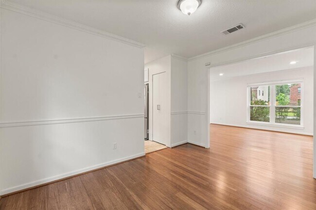 Building Photo - 28 Silver Elm Pl