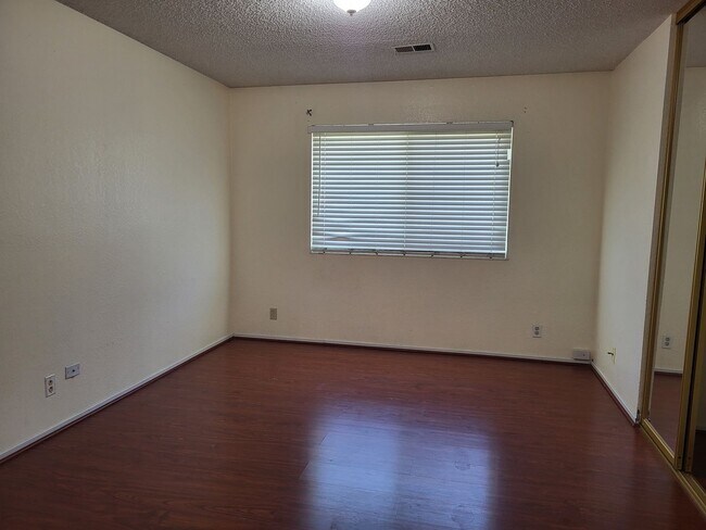 Building Photo - 125 Serpentine Dr