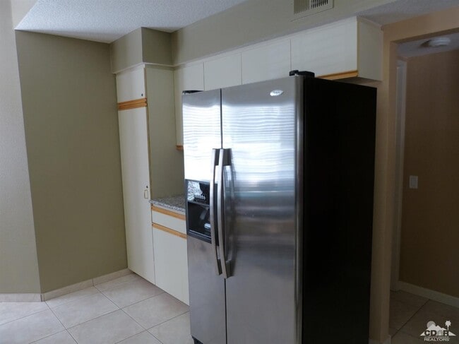 Building Photo - 221 Vista Royale Cir E