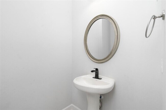Building Photo - 1303 Gardenia Dr